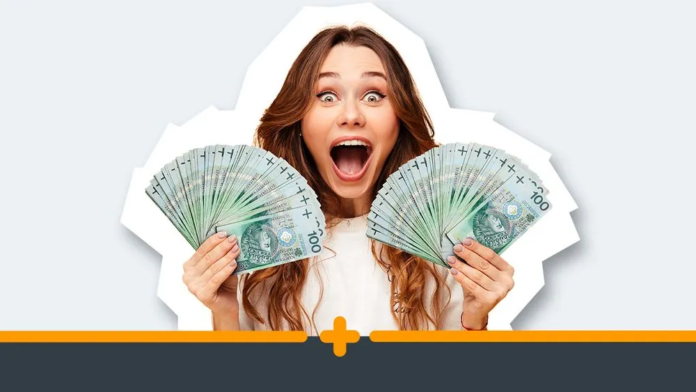 Radosna kobieta trzymająca w dłoniach wachlarze banknotów nominałem 100 zł