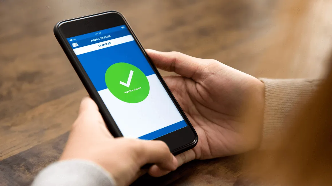 Ekran smartfona z aplikacją bankową, na którym widnieje komunikat o udanym przelewie.
